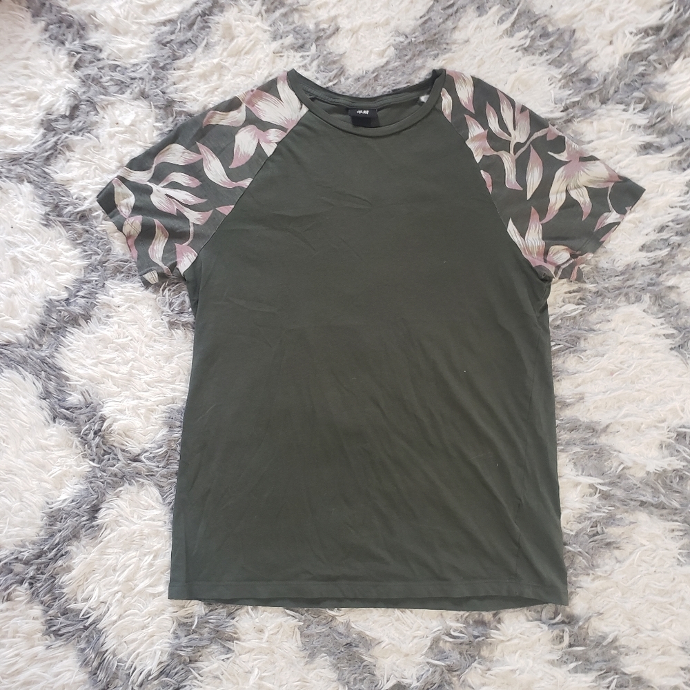 H&M green tropical print sleeves tshirt
